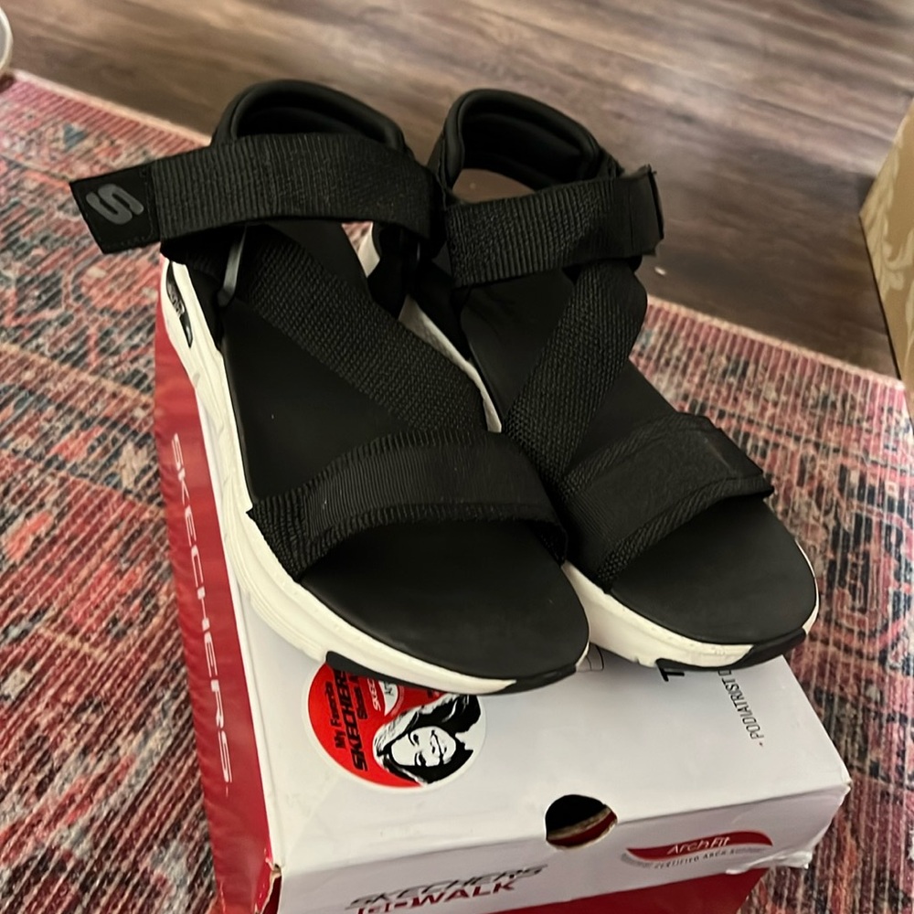 Near new Skechers Arch Fit Casual Retro sandals